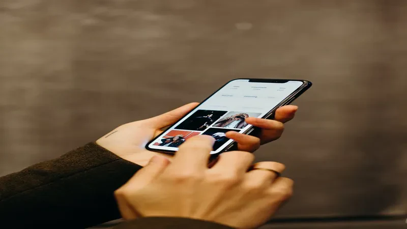 スマートフォンでロボット掃除機の設定を確認する手元