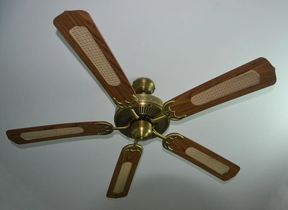 サーキュレーターで部屋の空気を動かしている夏の室内